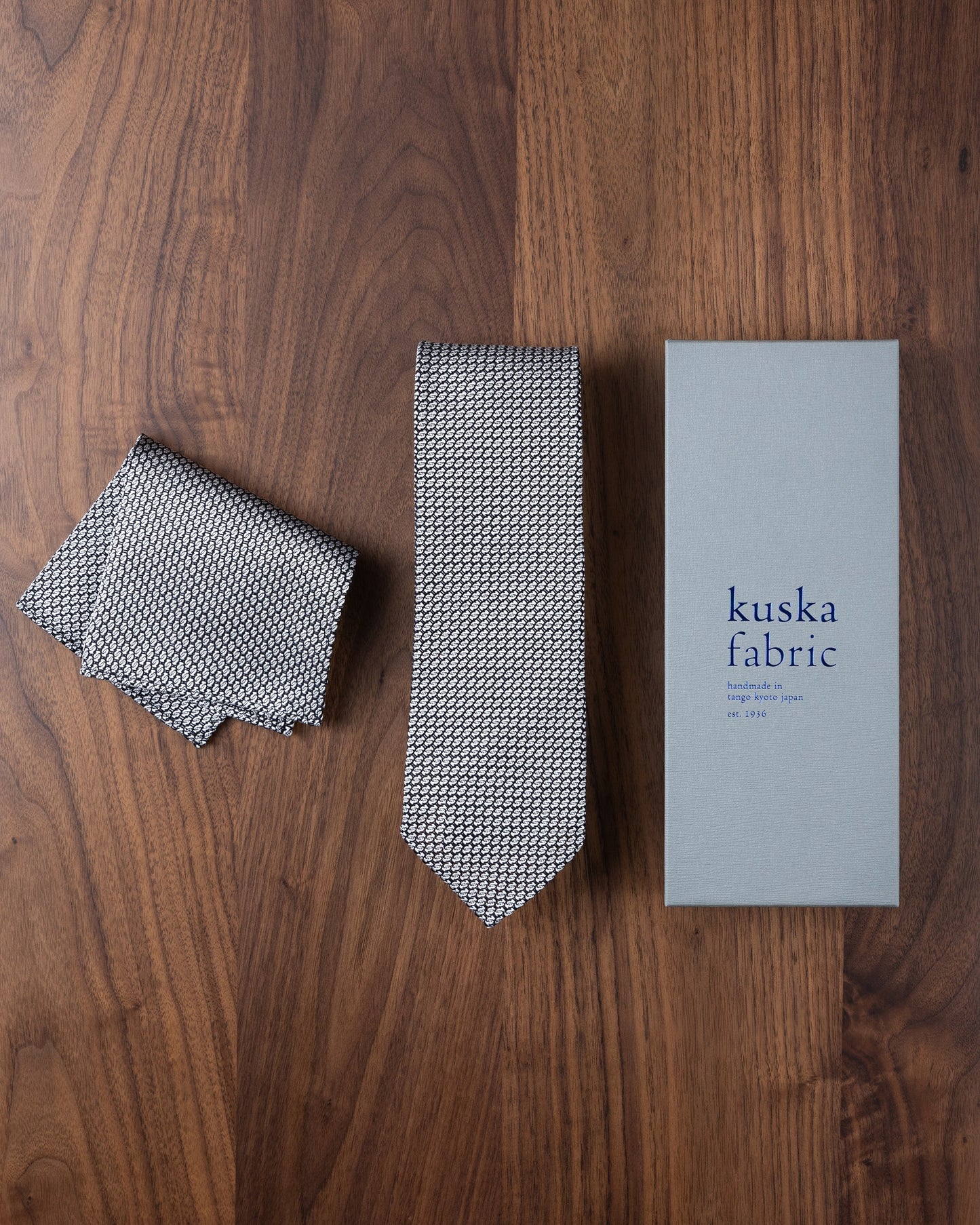 Executive Garza Tie & Pocket Square White Gray