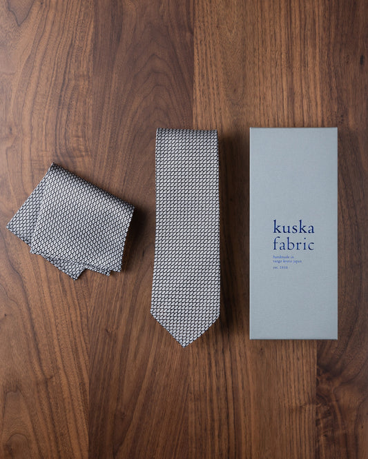 Executive Garza Tie & Pocket Square White Gray