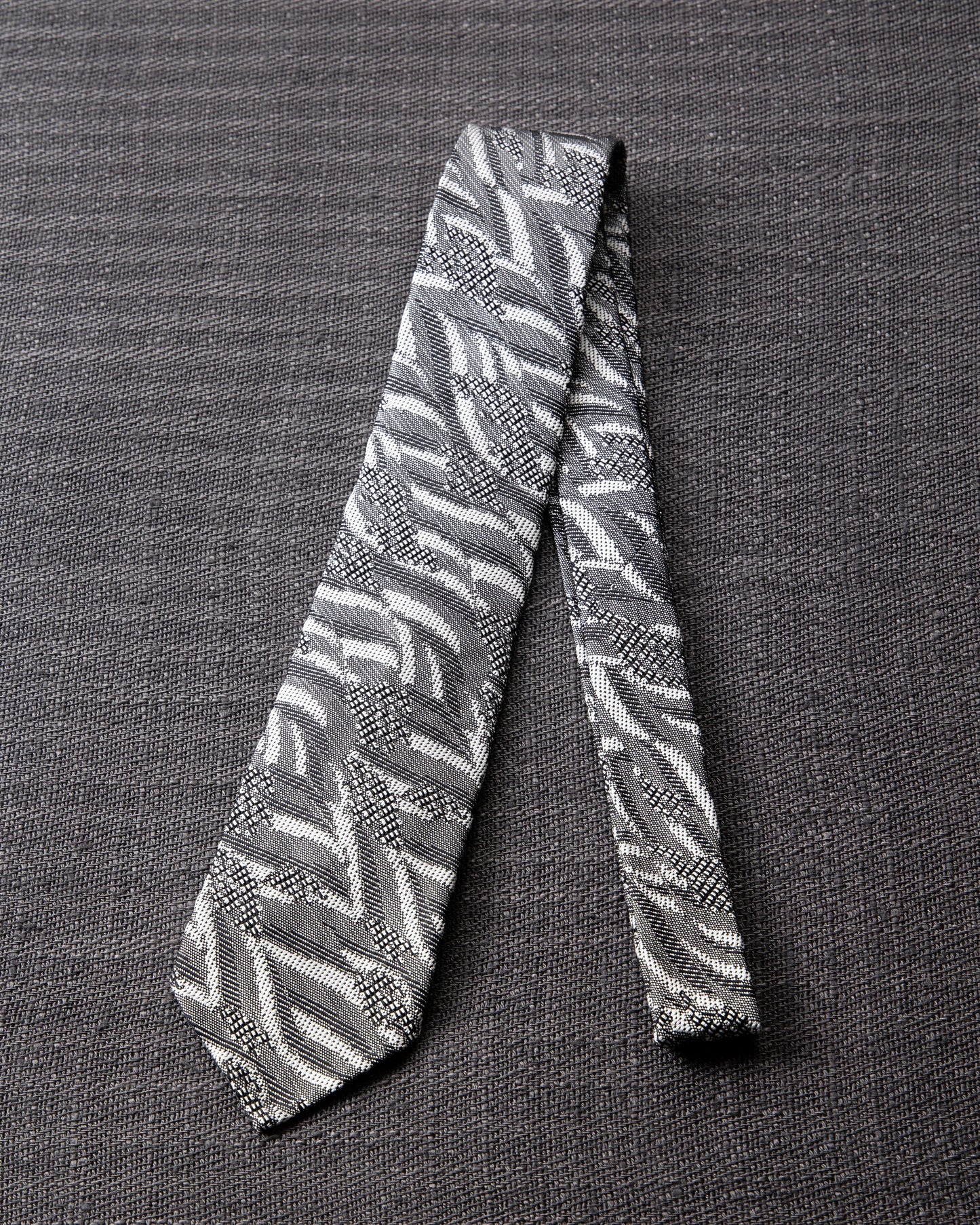 [Art] WAVE HEAD Tie White Gray