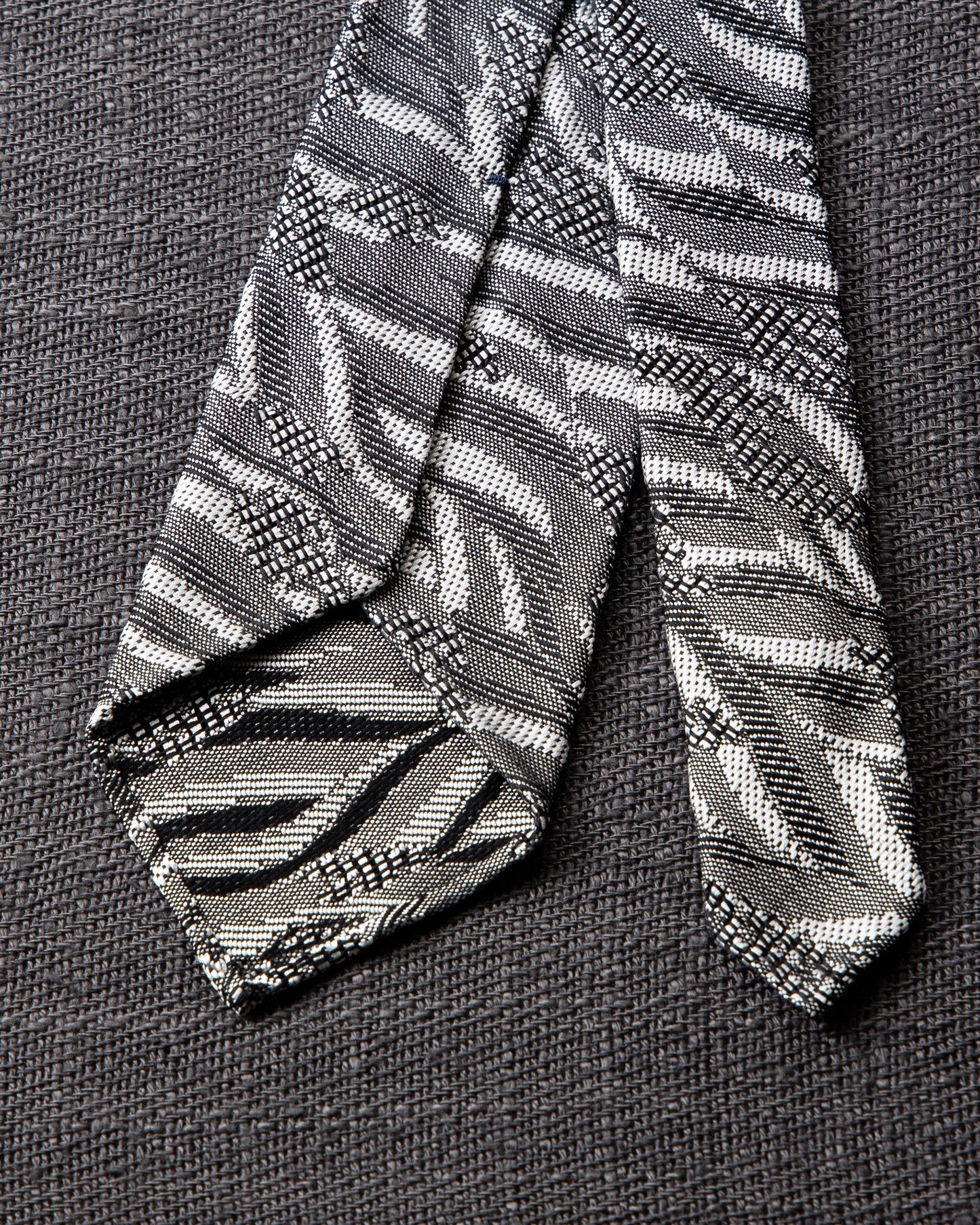 [Art] WAVE HEAD Tie White Gray