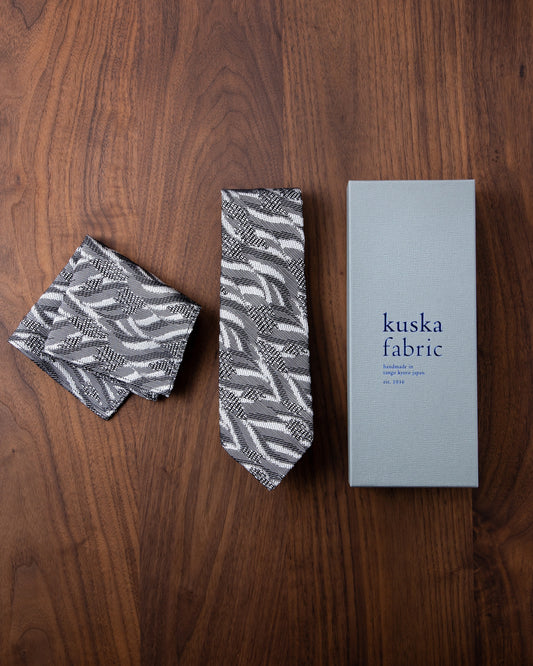 [Art] WAVE HEAD Tie & Pocket Square White Gray