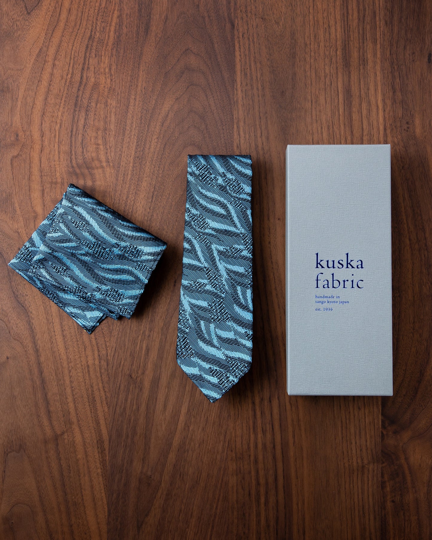 [Art] WAVE HEAD Tie & Pocket Square Sax