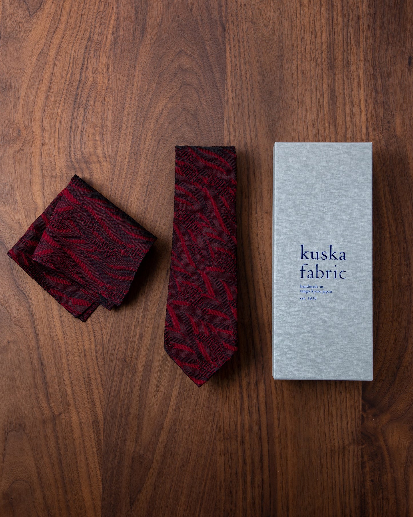 [Art] WAVE HEAD Tie & Pocket Square Wine